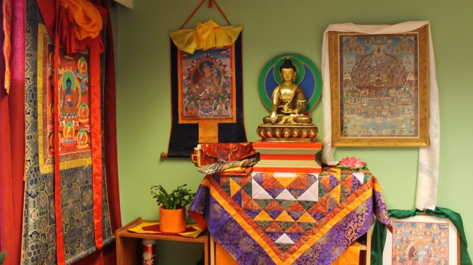 Buddhapatsas koristaa alttaria, jonka ympärille ihmiset kokoontuvat. Kuva:Noora Ruuska