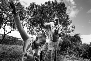 "Olen löytänyt uuden perheen turvatalo Tasarusta." Tasaru tarjoaa tukea ja mahdollisuuden koulunkäyntiin 65:lle Masai-tytölle. / "In the safe house Tasaru I have found my new family." Tasaru offers comfort and access to school for 65 Masai girls.