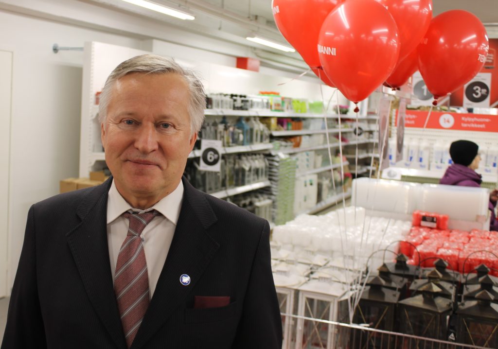 Tokmannin toimitusjohtaja Heikki Väänänen on tyytyväinen uuden Tokmannin tiloihin.