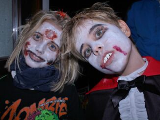 kaksi lasta pukeutuneena halloween-asuihin