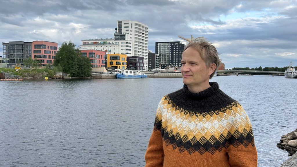 Mikko With asuu Toppilansalmessa nuorimman tyttärensä kanssa. Kuva: Pia Slotte