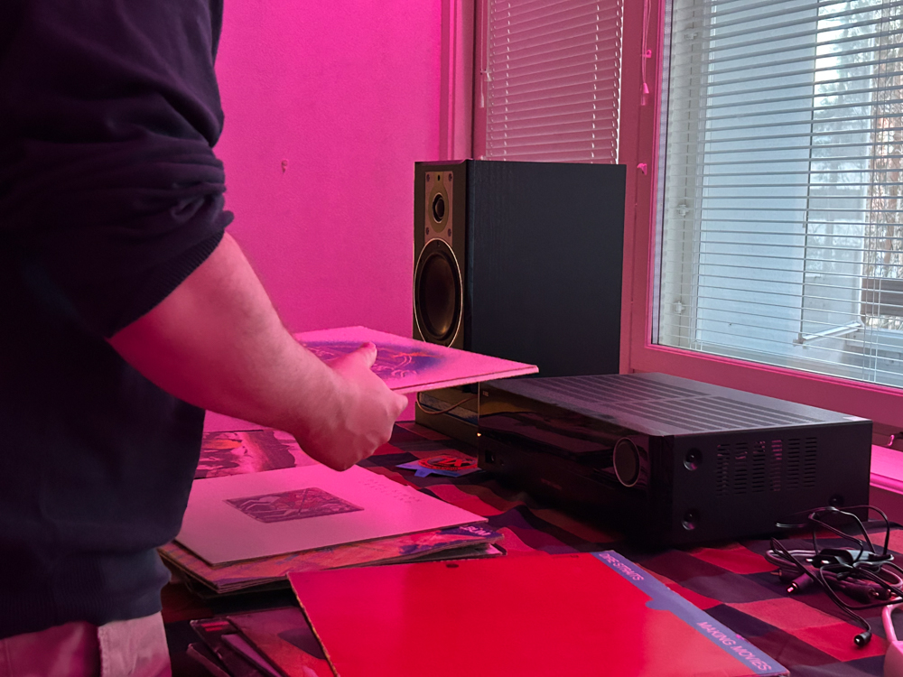 Iso-Kamula esittelee vinyyli-levyjään.
Kuva: Kirsikka Kujanpää